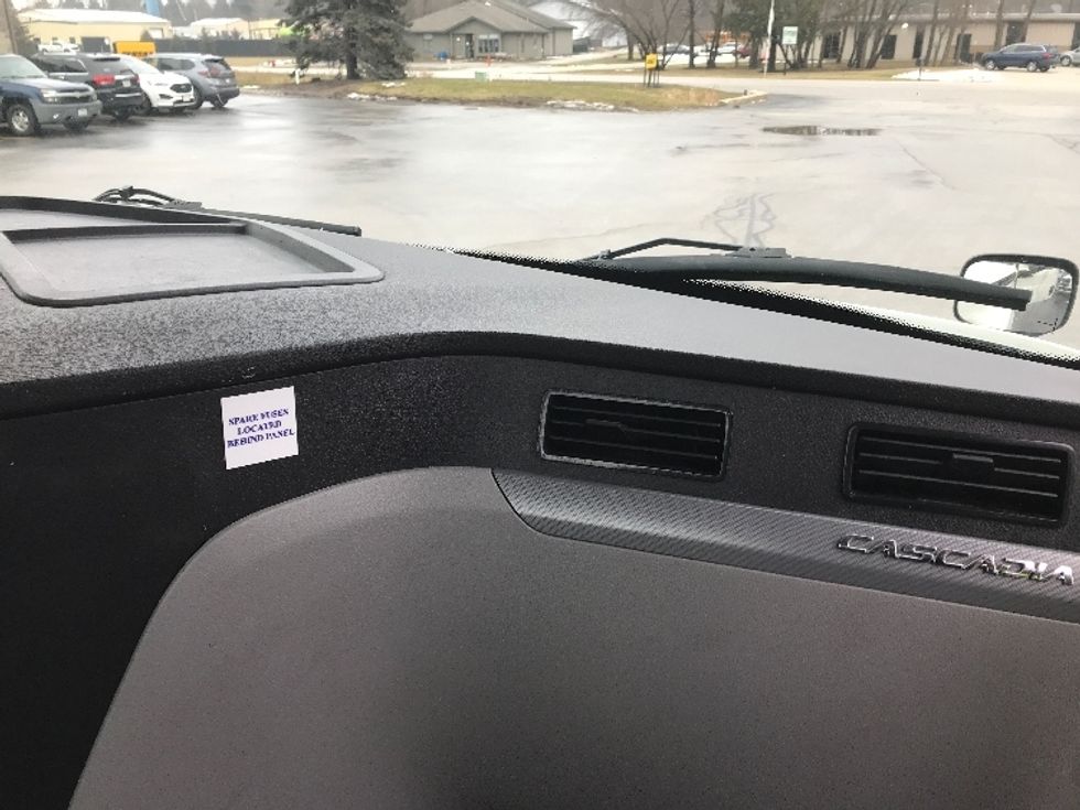 Day Cab Tractor-Heavy Duty Tractors-Freightliner-2019-T12664ST-Pewaukee-WI-490,893\n\t\tmiles-$ 34,500 - Image 13