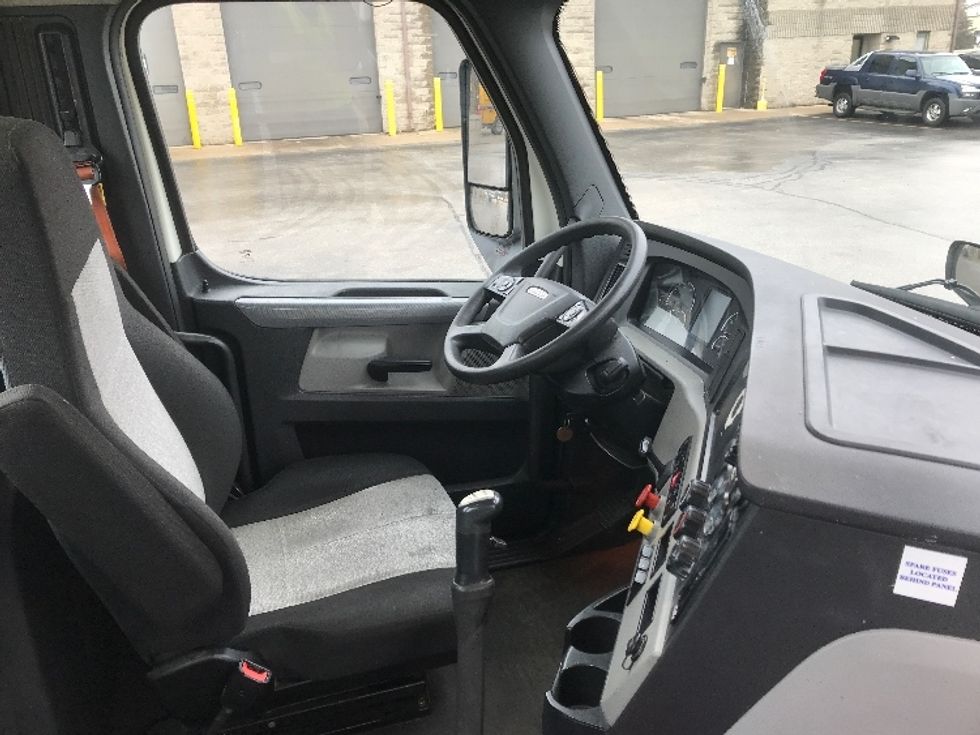 Day Cab Tractor-Heavy Duty Tractors-Freightliner-2019-T12664ST-Pewaukee-WI-490,893\n\t\tmiles-$ 34,500 - Image 14