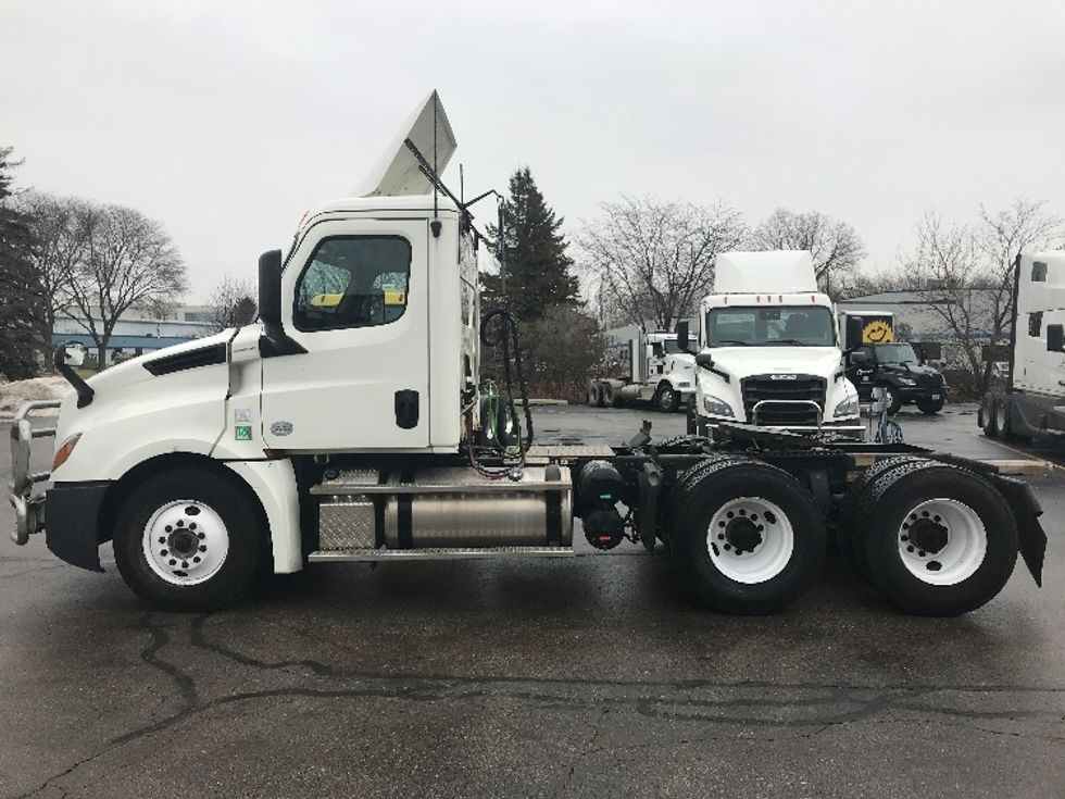 Day Cab Tractor-Heavy Duty Tractors-Freightliner-2019-T12664ST-Pewaukee-WI-490,893\n\t\tmiles-$ 34,500 - Image 4
