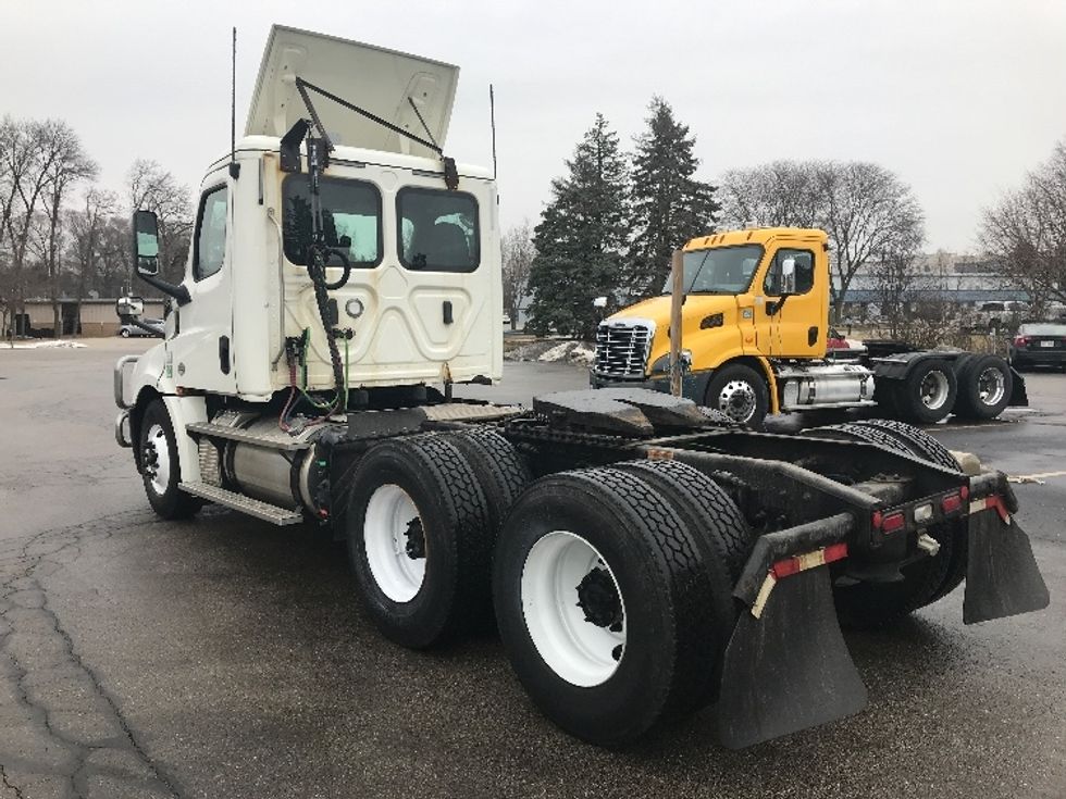 Day Cab Tractor-Heavy Duty Tractors-Freightliner-2019-T12664ST-Pewaukee-WI-490,893\n\t\tmiles-$ 34,500 - Image 5