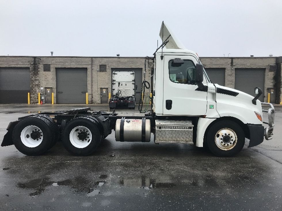 Day Cab Tractor-Heavy Duty Tractors-Freightliner-2019-T12664ST-Pewaukee-WI-490,893\n\t\tmiles-$ 34,500 - Image 8