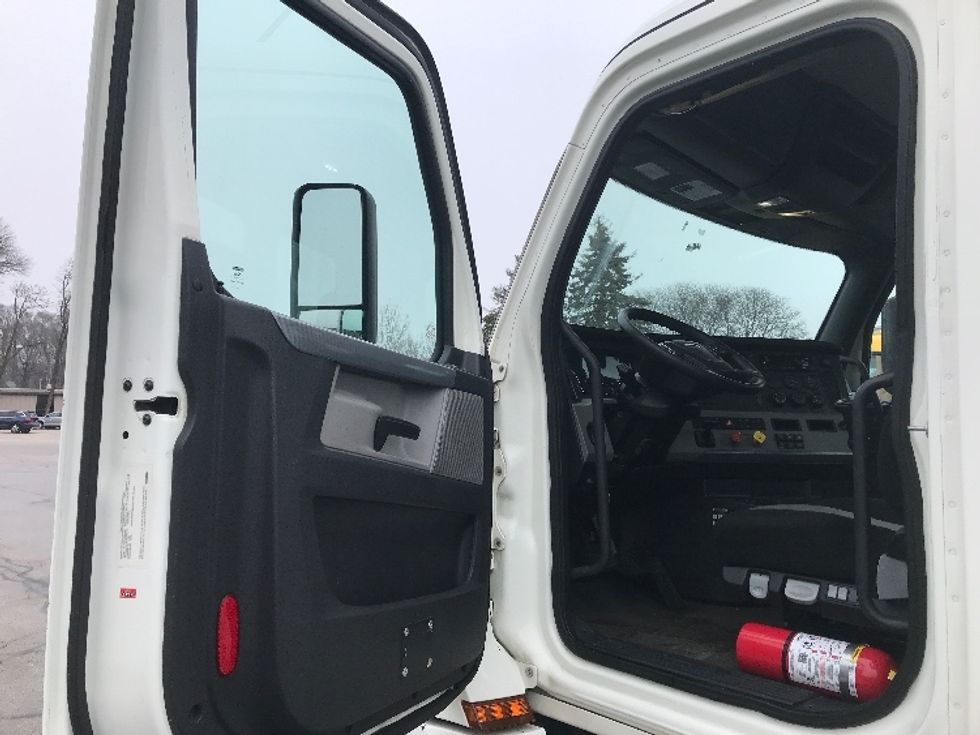 Day Cab Tractor-Heavy Duty Tractors-Freightliner-2019-T12664ST-Pewaukee-WI-490,893\n\t\tmiles-$ 34,500 - Image 9