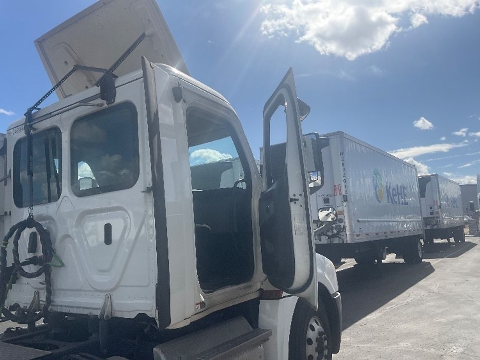 Day Cab Tractor-Heavy Duty Tractors-Freightliner-2019-T12664ST-Phoenix-AZ-366,442\n\t\tmiles-$ 43,250 - Image 12