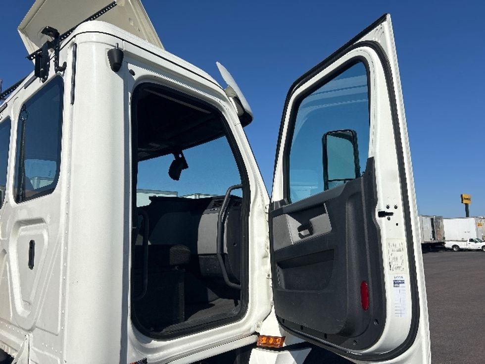 Day Cab Tractor-Heavy Duty Tractors-Freightliner-2019-T12664ST-Phoenix-AZ-492,573\n\t\tmiles-$ 40,000 - Image 12