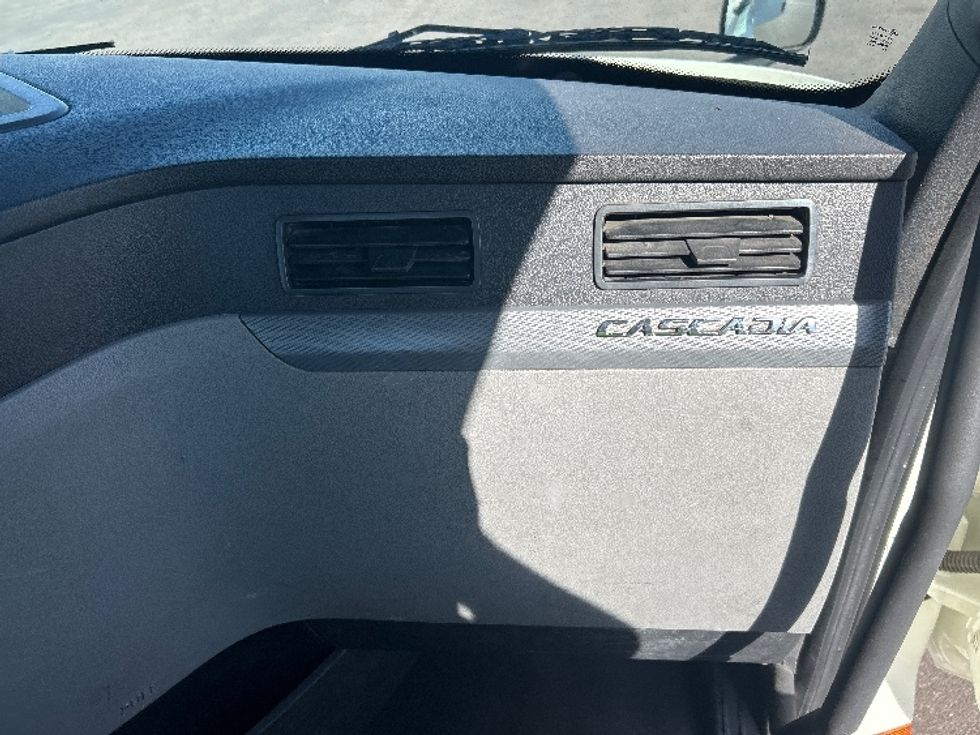 Day Cab Tractor-Heavy Duty Tractors-Freightliner-2019-T12664ST-Phoenix-AZ-492,573\n\t\tmiles-$ 40,000 - Image 13