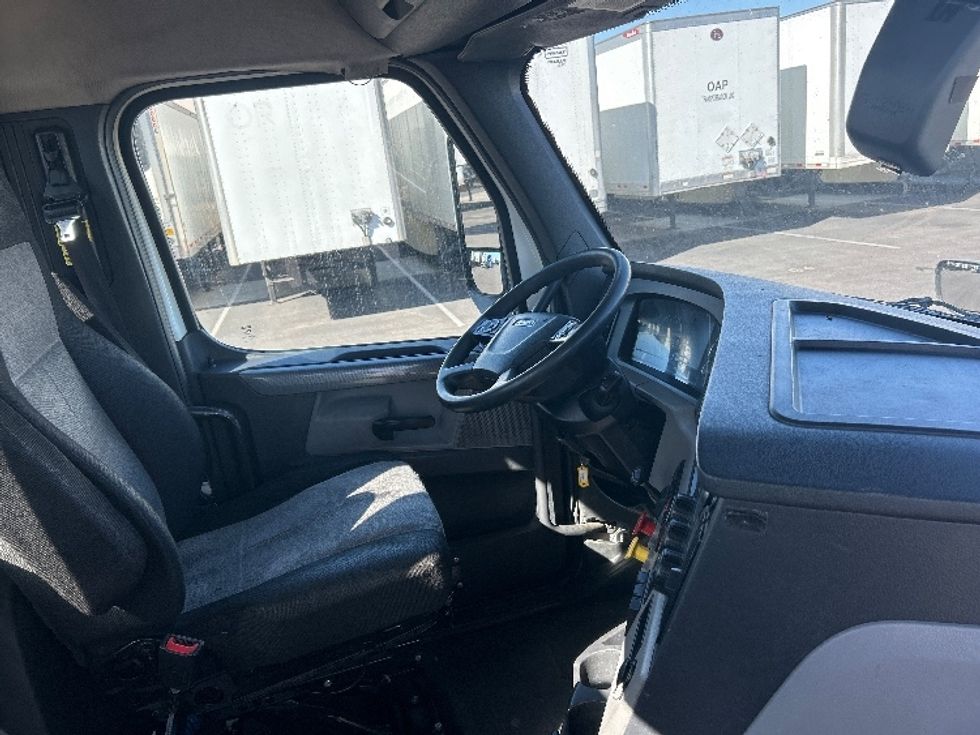 Day Cab Tractor-Heavy Duty Tractors-Freightliner-2019-T12664ST-Phoenix-AZ-492,573\n\t\tmiles-$ 40,000 - Image 14