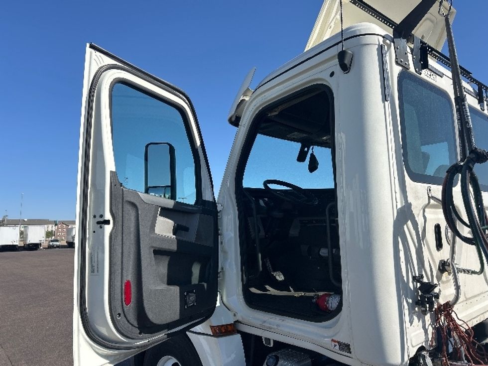 Day Cab Tractor-Heavy Duty Tractors-Freightliner-2019-T12664ST-Phoenix-AZ-492,573\n\t\tmiles-$ 40,000 - Image 9