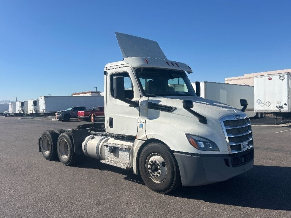 Day Cab Tractor-Heavy Duty Tractors-Freightliner-2019-T12664ST-Phoenix-AZ-577,953\n\t\tmiles-$ 32,250 - Image 1