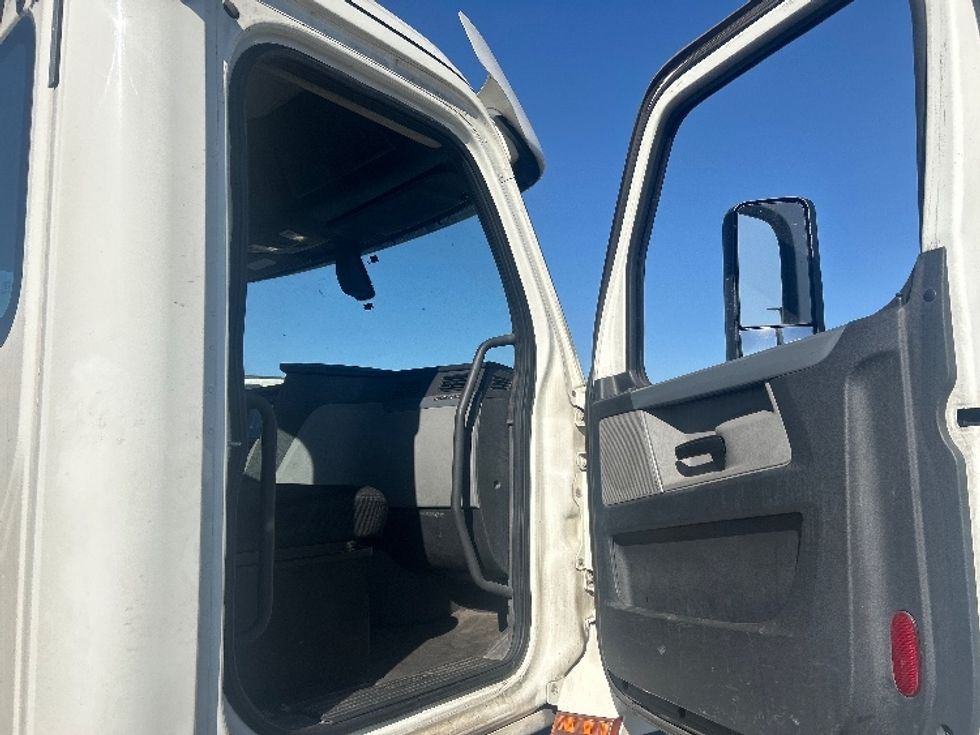 Day Cab Tractor-Heavy Duty Tractors-Freightliner-2019-T12664ST-Phoenix-AZ-577,953\n\t\tmiles-$ 32,250 - Image 12