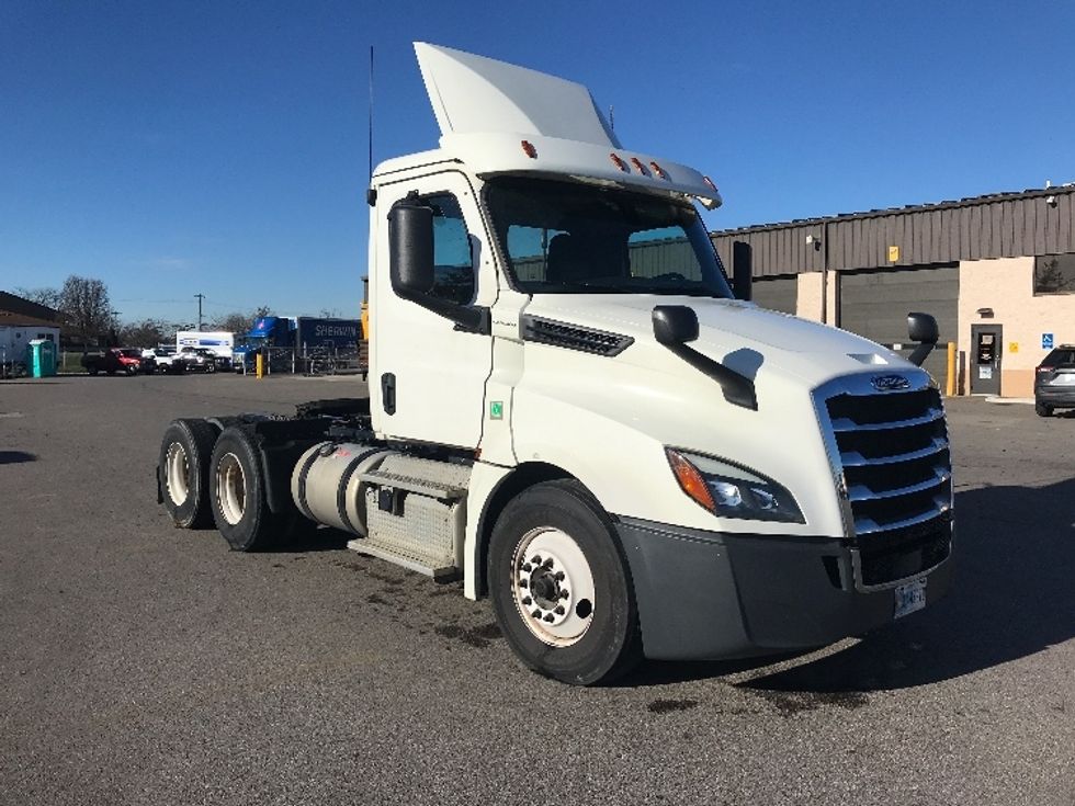 Day Cab Tractor-Heavy Duty Tractors-Freightliner-2019-T12664ST-Piqua-OH-383,028\n\t\tmiles-$ 55,250 - Image 1