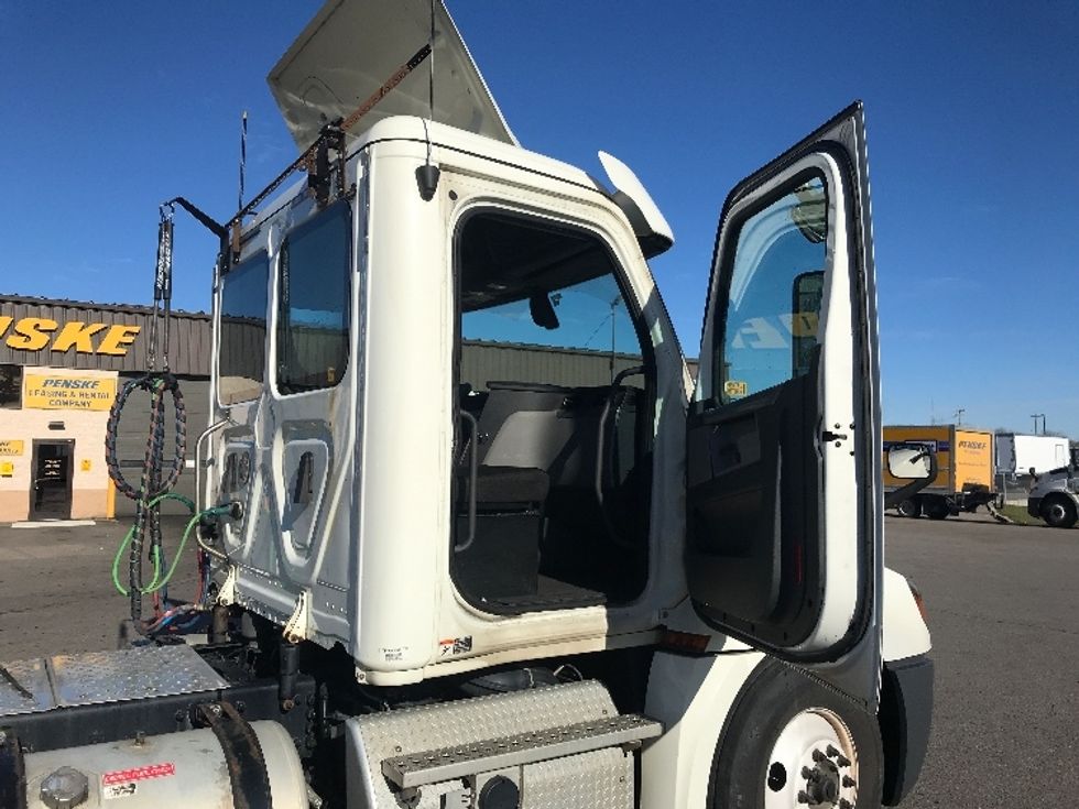 Day Cab Tractor-Heavy Duty Tractors-Freightliner-2019-T12664ST-Piqua-OH-383,028\n\t\tmiles-$ 55,250 - Image 12