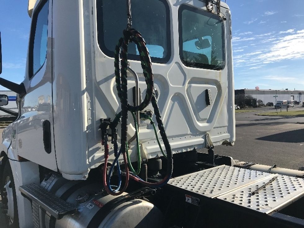 Day Cab Tractor-Heavy Duty Tractors-Freightliner-2019-T12664ST-Piqua-OH-383,028\n\t\tmiles-$ 55,250 - Image 17