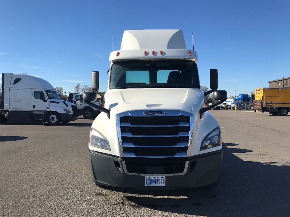 Day Cab Tractor-Heavy Duty Tractors-Freightliner-2019-T12664ST-Piqua-OH-383,028\n\t\tmiles-$ 55,250 - Image 2