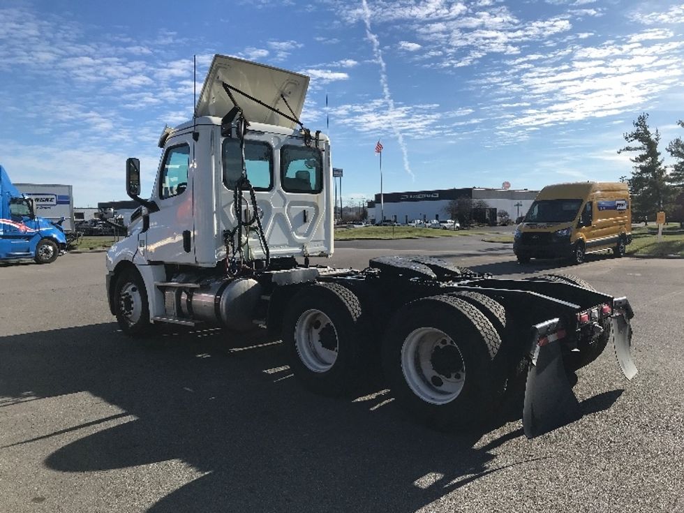 Day Cab Tractor-Heavy Duty Tractors-Freightliner-2019-T12664ST-Piqua-OH-383,028\n\t\tmiles-$ 55,250 - Image 5