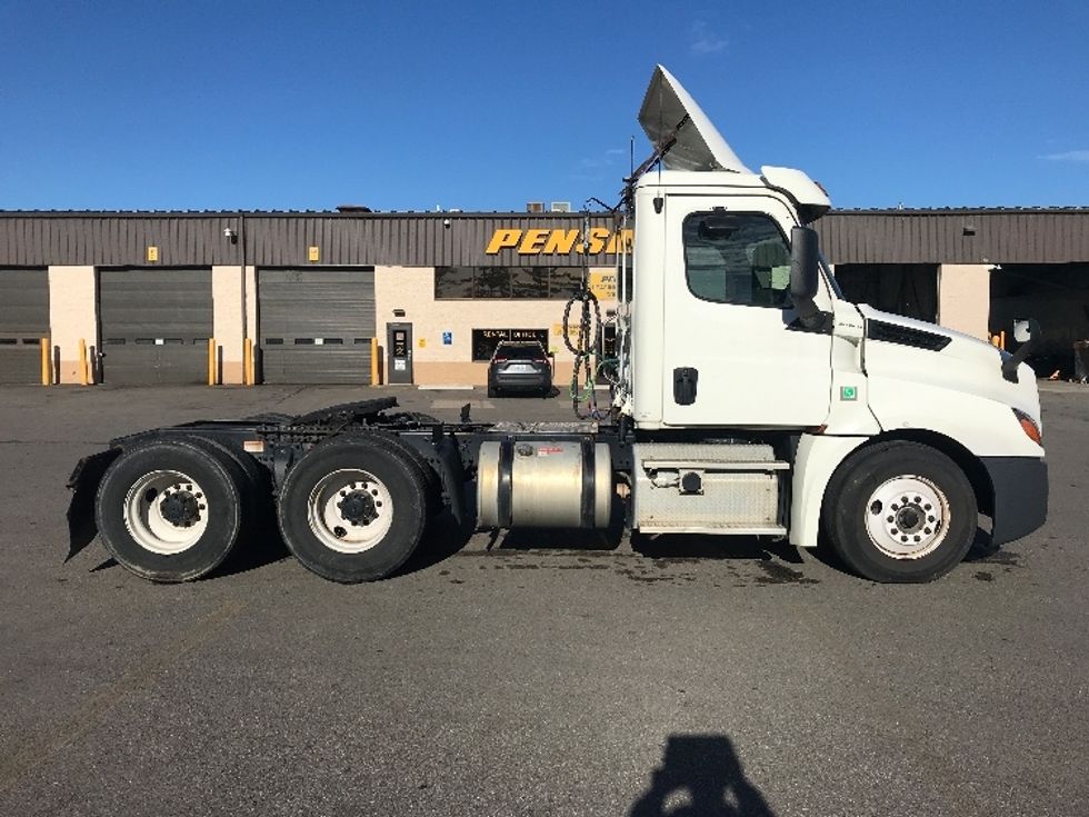 Day Cab Tractor-Heavy Duty Tractors-Freightliner-2019-T12664ST-Piqua-OH-383,028\n\t\tmiles-$ 55,250 - Image 8