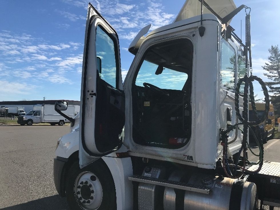 Day Cab Tractor-Heavy Duty Tractors-Freightliner-2019-T12664ST-Piqua-OH-383,028\n\t\tmiles-$ 55,250 - Image 9
