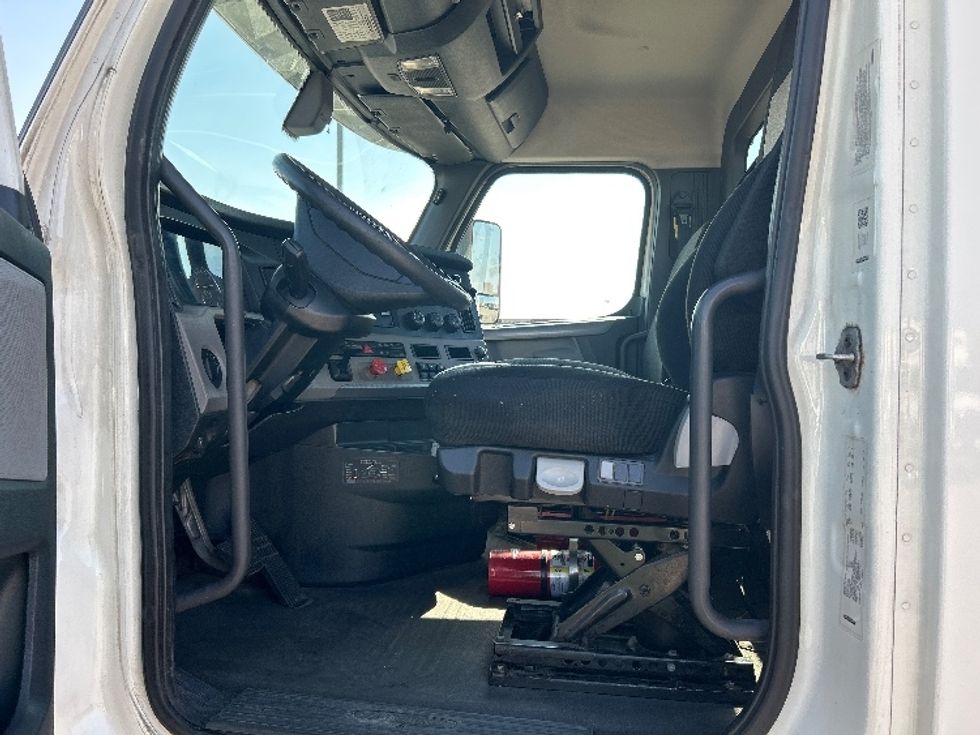 Day Cab Tractor-Heavy Duty Tractors-Freightliner-2019-T12664ST-Piqua-OH-543,264\n\t\tmiles-$ 33,750 - Image 9