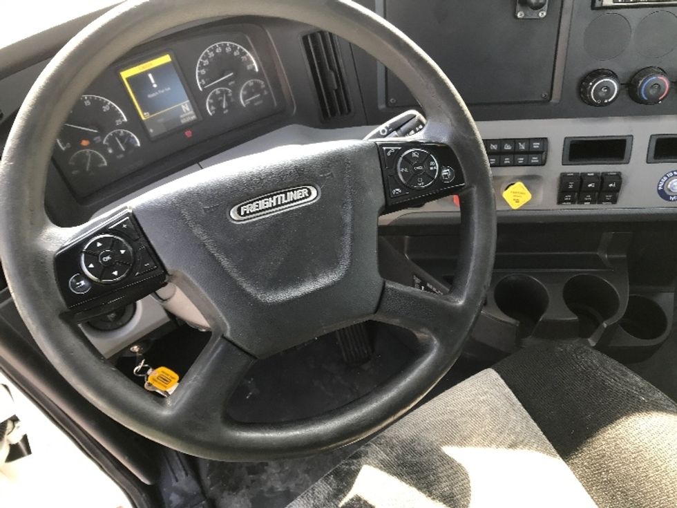 Day Cab Tractor-Heavy Duty Tractors-Freightliner-2019-T12664ST-Piqua-OH-647,047\n\t\tmiles-$ 31,000 - Image 11