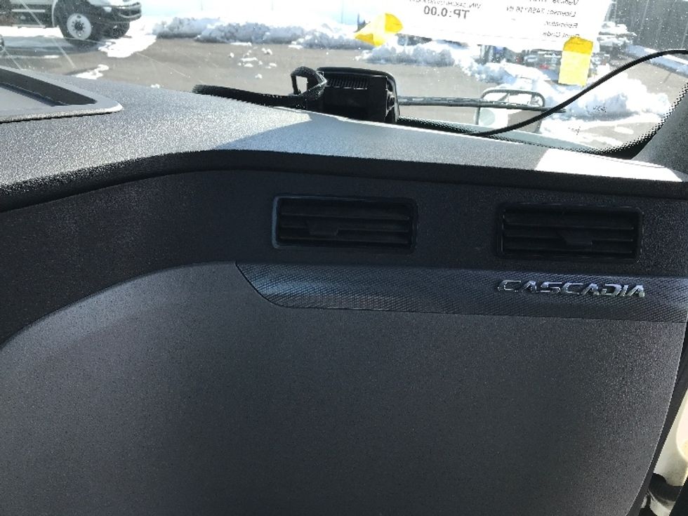 Day Cab Tractor-Heavy Duty Tractors-Freightliner-2019-T12664ST-Piqua-OH-647,047\n\t\tmiles-$ 31,000 - Image 13