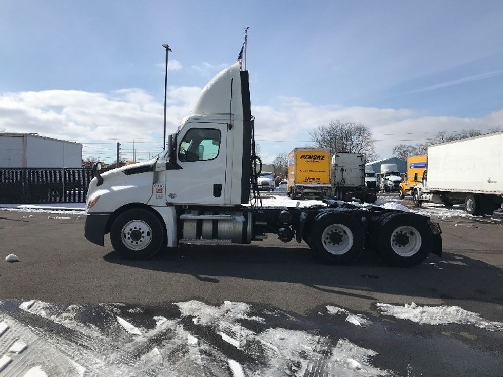 Day Cab Tractor-Heavy Duty Tractors-Freightliner-2019-T12664ST-Piqua-OH-647,047\n\t\tmiles-$ 31,000 - Image 4