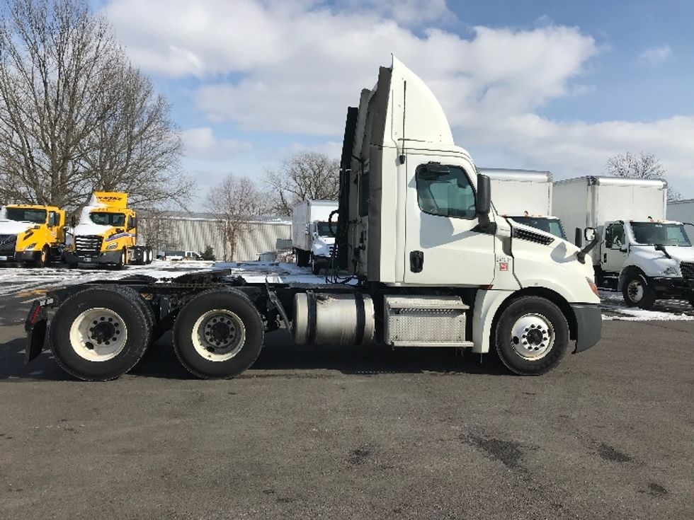 Day Cab Tractor-Heavy Duty Tractors-Freightliner-2019-T12664ST-Piqua-OH-647,047\n\t\tmiles-$ 31,000 - Image 8
