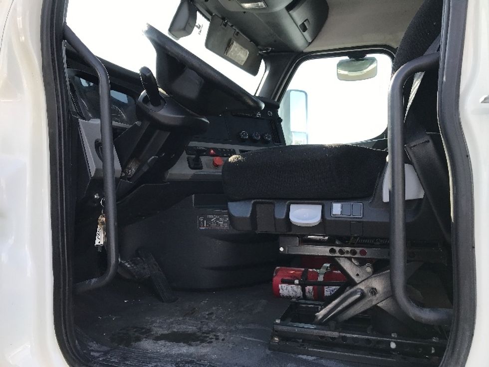 Day Cab Tractor-Heavy Duty Tractors-Freightliner-2019-T12664ST-Piqua-OH-647,047\n\t\tmiles-$ 31,000 - Image 9