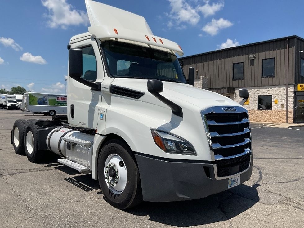 Day Cab Tractor-Heavy Duty Tractors-Freightliner-2019-T12664ST-Piqua-OH-649,814\n\t\tmiles-$ 27,500 - Image 1