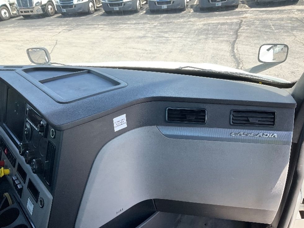 Day Cab Tractor-Heavy Duty Tractors-Freightliner-2019-T12664ST-Piqua-OH-649,814\n\t\tmiles-$ 27,500 - Image 13