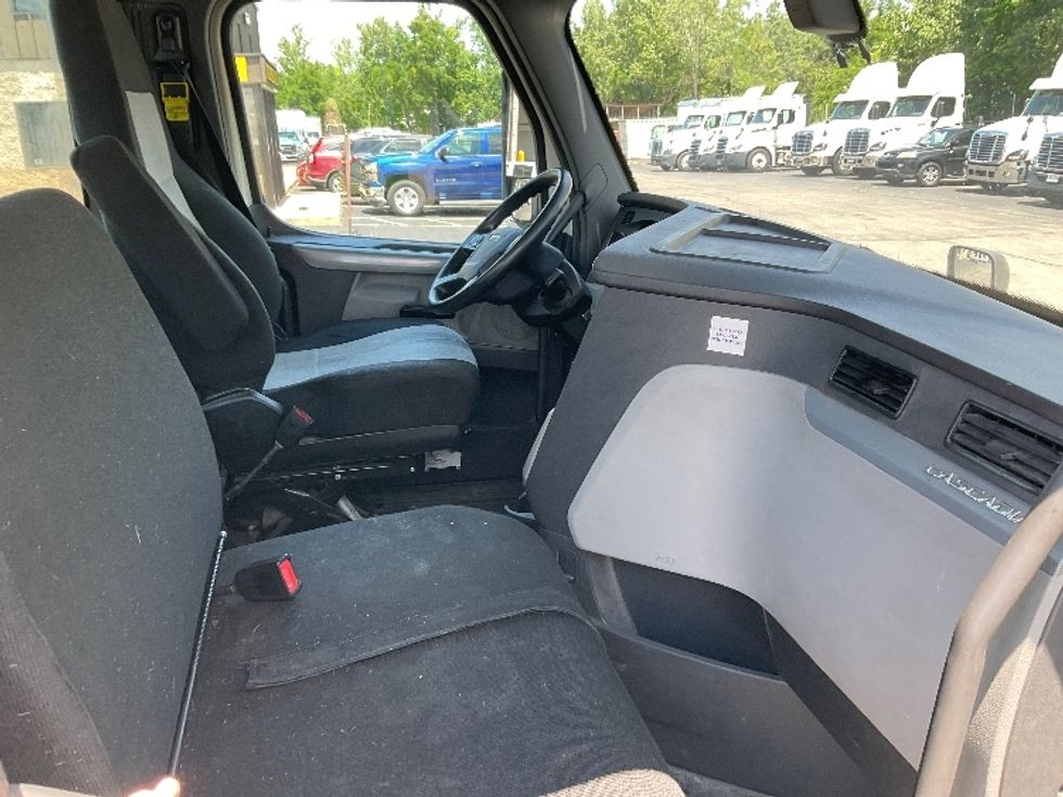 Day Cab Tractor-Heavy Duty Tractors-Freightliner-2019-T12664ST-Piqua-OH-649,814\n\t\tmiles-$ 27,500 - Image 14