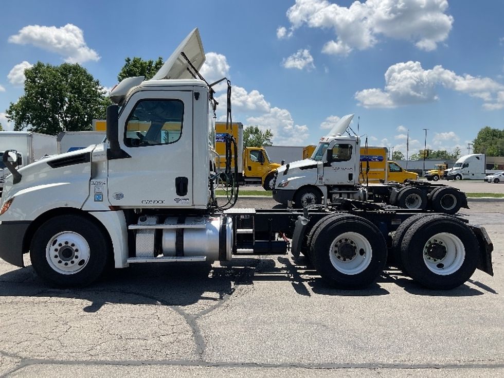 Day Cab Tractor-Heavy Duty Tractors-Freightliner-2019-T12664ST-Piqua-OH-649,814\n\t\tmiles-$ 27,500 - Image 4