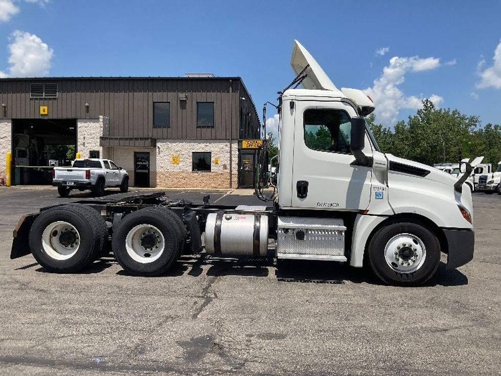 Day Cab Tractor-Heavy Duty Tractors-Freightliner-2019-T12664ST-Piqua-OH-649,814\n\t\tmiles-$ 27,500 - Image 8