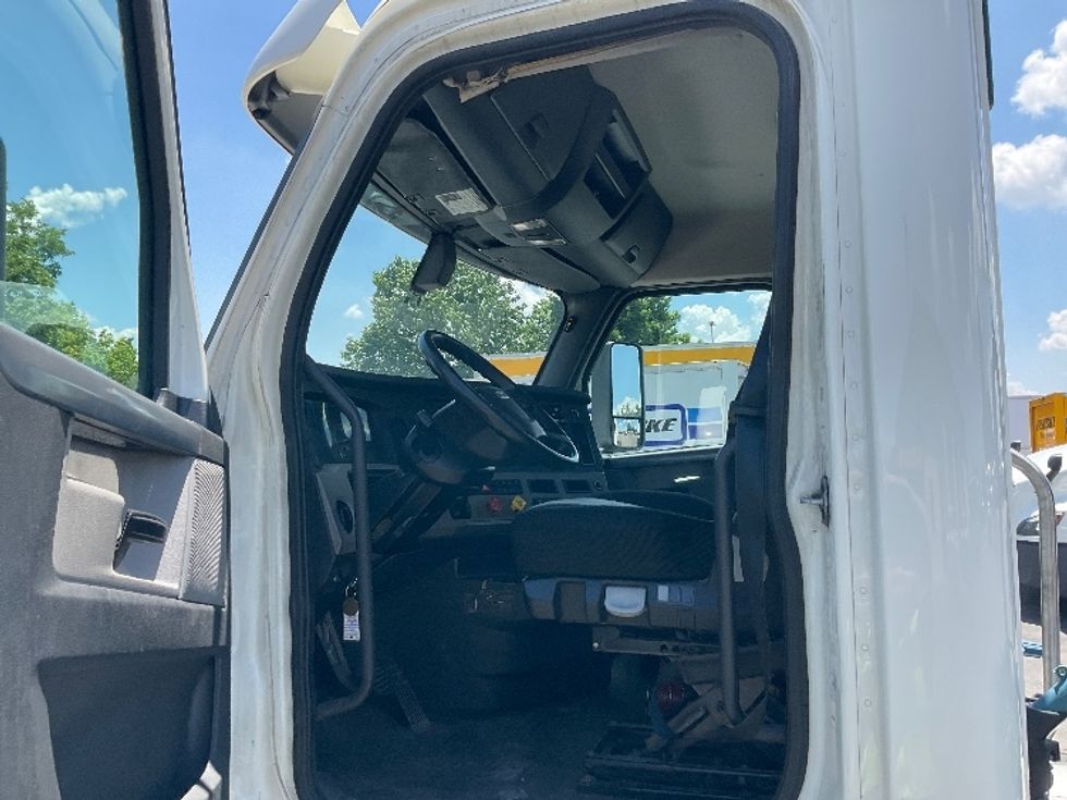 Day Cab Tractor-Heavy Duty Tractors-Freightliner-2019-T12664ST-Piqua-OH-649,814\n\t\tmiles-$ 27,500 - Image 9