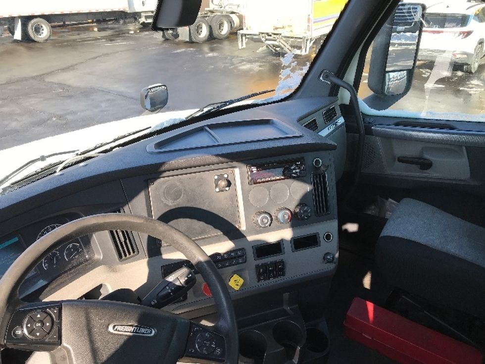 Day Cab Tractor-Heavy Duty Tractors-Freightliner-2019-T12664ST-Piqua-OH-720,096\n\t\tmiles-$ 29,250 - Image 10