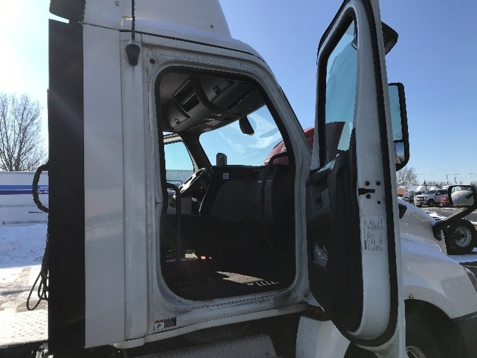 Day Cab Tractor-Heavy Duty Tractors-Freightliner-2019-T12664ST-Piqua-OH-720,096\n\t\tmiles-$ 29,250 - Image 12