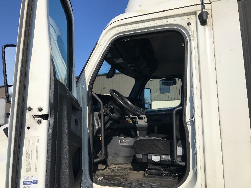 Day Cab Tractor-Heavy Duty Tractors-Freightliner-2019-T12664ST-Piqua-OH-720,096\n\t\tmiles-$ 29,250 - Image 9