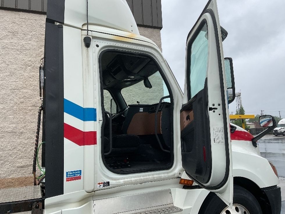 Day Cab Tractor-Heavy Duty Tractors-Freightliner-2019-T12664ST-Pittsburgh-PA-376,501\n\t\tmiles-$ 46,250 - Image 12
