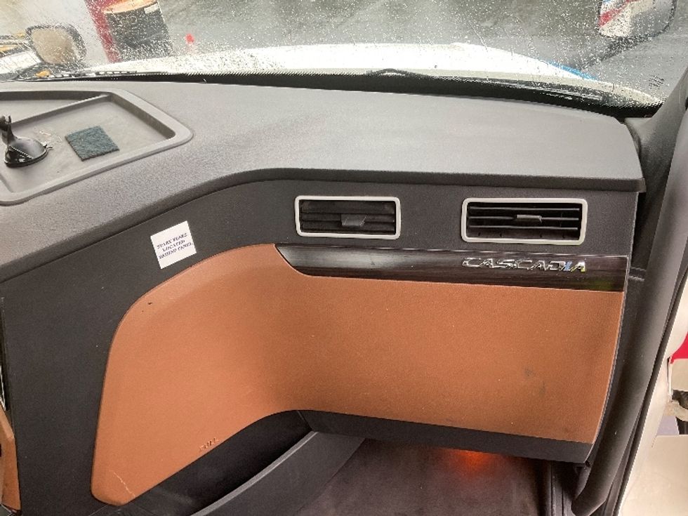 Day Cab Tractor-Heavy Duty Tractors-Freightliner-2019-T12664ST-Pittsburgh-PA-376,501\n\t\tmiles-$ 46,250 - Image 13