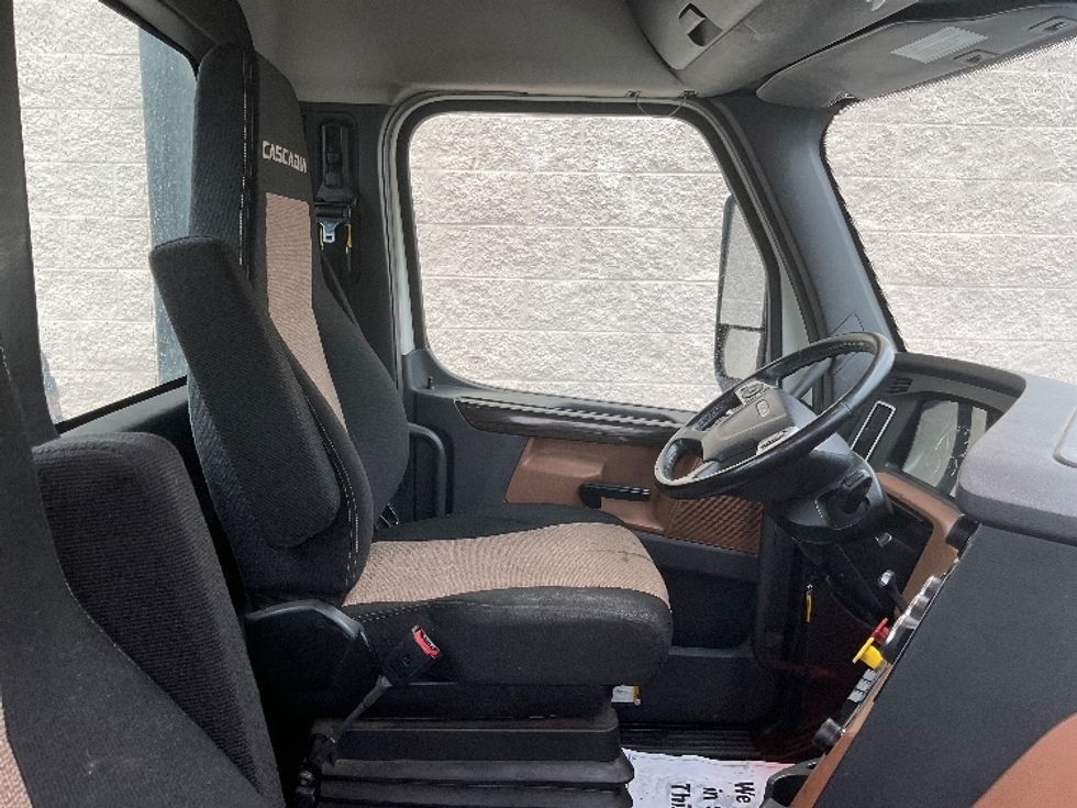 Day Cab Tractor-Heavy Duty Tractors-Freightliner-2019-T12664ST-Pittsburgh-PA-376,501\n\t\tmiles-$ 46,250 - Image 14