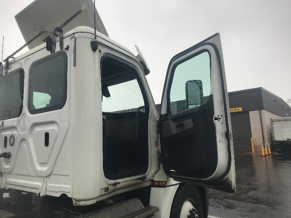 Day Cab Tractor-Heavy Duty Tractors-Freightliner-2019-T12664ST-Pittsburgh-PA-414,356\n\t\tmiles-$ 51,000 - Image 12