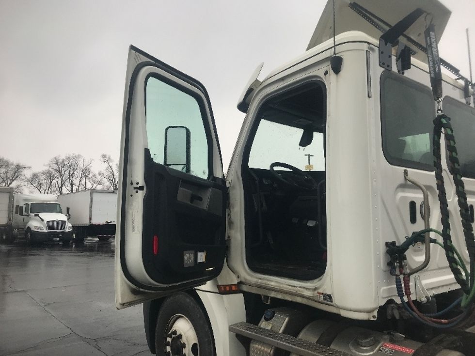 Day Cab Tractor-Heavy Duty Tractors-Freightliner-2019-T12664ST-Pittsburgh-PA-414,356\n\t\tmiles-$ 51,000 - Image 9