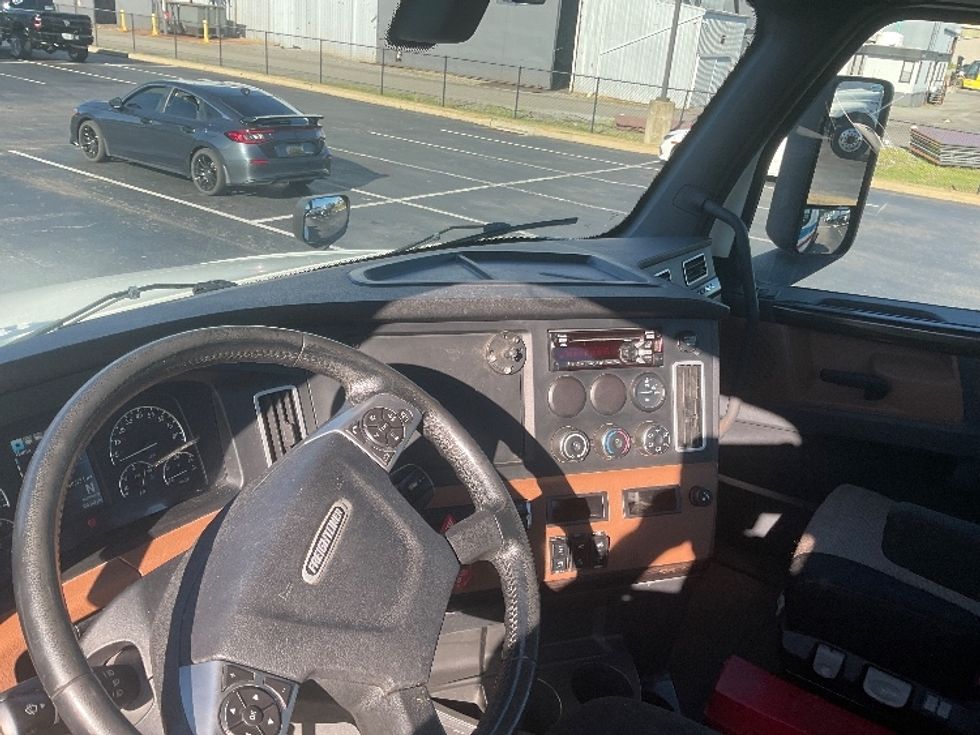 Day Cab Tractor-Heavy Duty Tractors-Freightliner-2019-T12664ST-Pittsburgh-PA-430,330\n\t\tmiles-$ 43,750 - Image 10