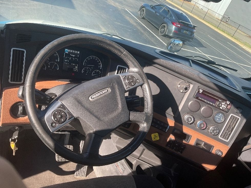 Day Cab Tractor-Heavy Duty Tractors-Freightliner-2019-T12664ST-Pittsburgh-PA-430,330\n\t\tmiles-$ 43,750 - Image 11