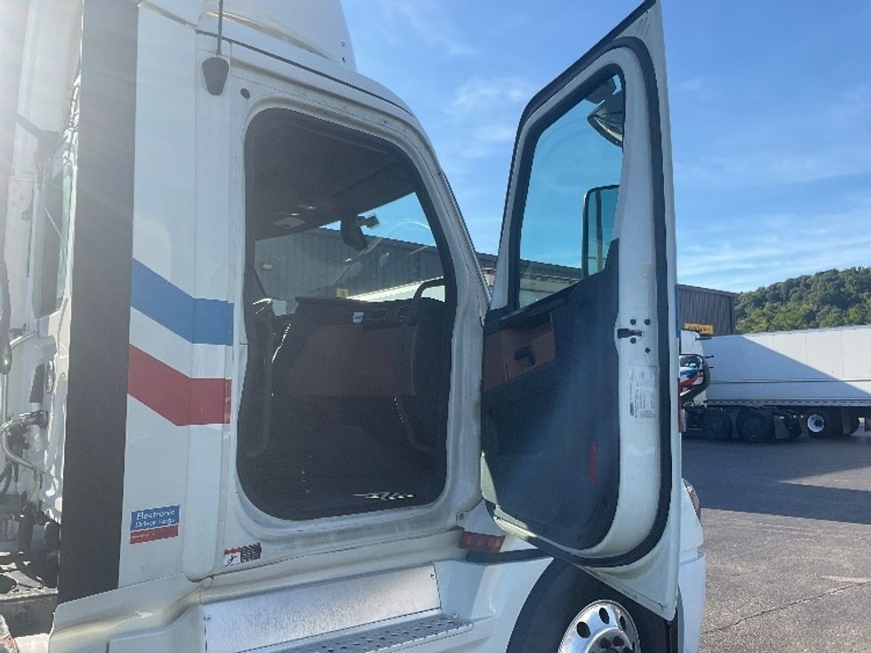 Day Cab Tractor-Heavy Duty Tractors-Freightliner-2019-T12664ST-Pittsburgh-PA-430,330\n\t\tmiles-$ 43,750 - Image 12