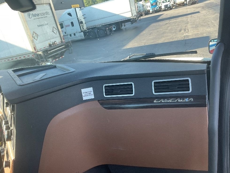 Day Cab Tractor-Heavy Duty Tractors-Freightliner-2019-T12664ST-Pittsburgh-PA-430,330\n\t\tmiles-$ 43,750 - Image 13