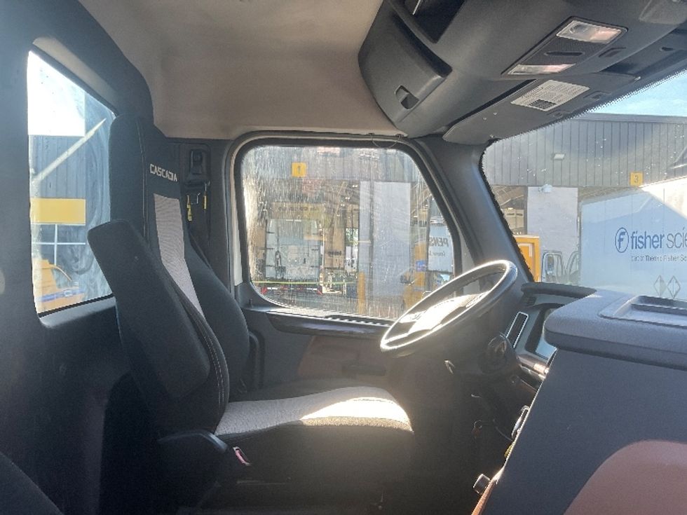Day Cab Tractor-Heavy Duty Tractors-Freightliner-2019-T12664ST-Pittsburgh-PA-430,330\n\t\tmiles-$ 43,750 - Image 14