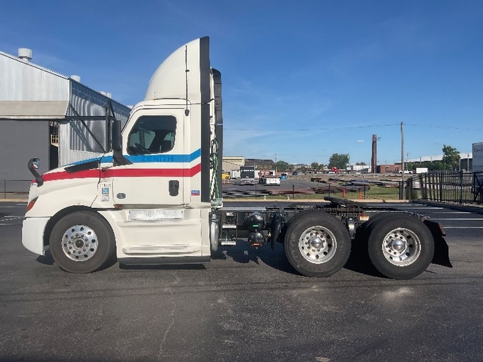 Day Cab Tractor-Heavy Duty Tractors-Freightliner-2019-T12664ST-Pittsburgh-PA-430,330\n\t\tmiles-$ 43,750 - Image 4