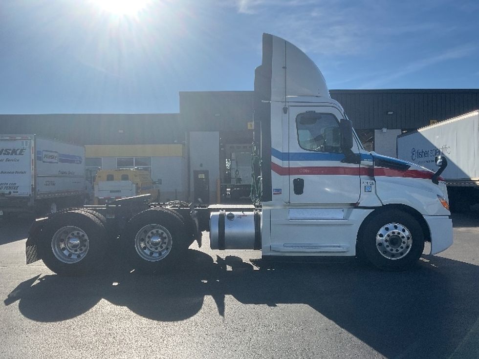 Day Cab Tractor-Heavy Duty Tractors-Freightliner-2019-T12664ST-Pittsburgh-PA-430,330\n\t\tmiles-$ 43,750 - Image 8