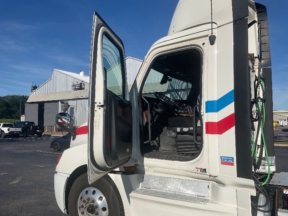 Day Cab Tractor-Heavy Duty Tractors-Freightliner-2019-T12664ST-Pittsburgh-PA-430,330\n\t\tmiles-$ 43,750 - Image 9