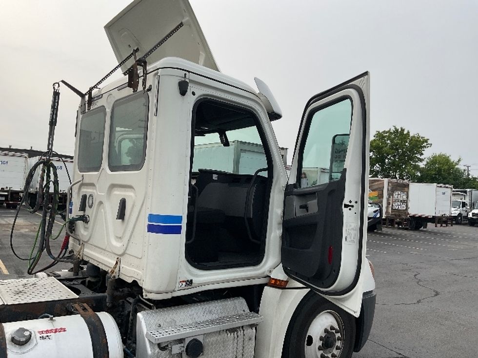 Day Cab Tractor-Heavy Duty Tractors-Freightliner-2019-T12664ST-Plymouth-MI-599,937\n\t\tmiles-$ 30,500 - Image 12