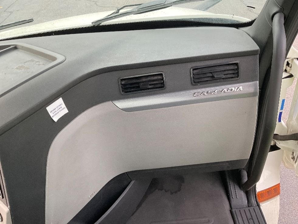 Day Cab Tractor-Heavy Duty Tractors-Freightliner-2019-T12664ST-Plymouth-MI-599,937\n\t\tmiles-$ 30,500 - Image 13